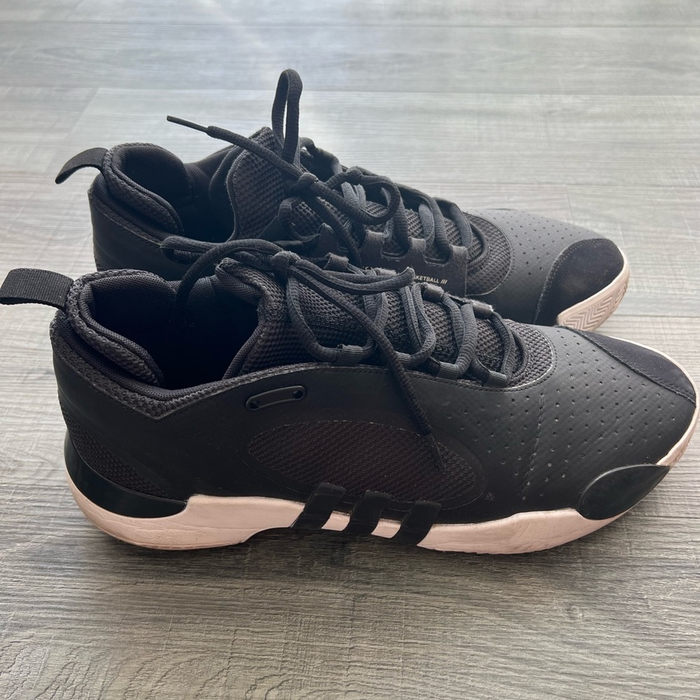Men’s Adidas D.O.N. Issue shoes